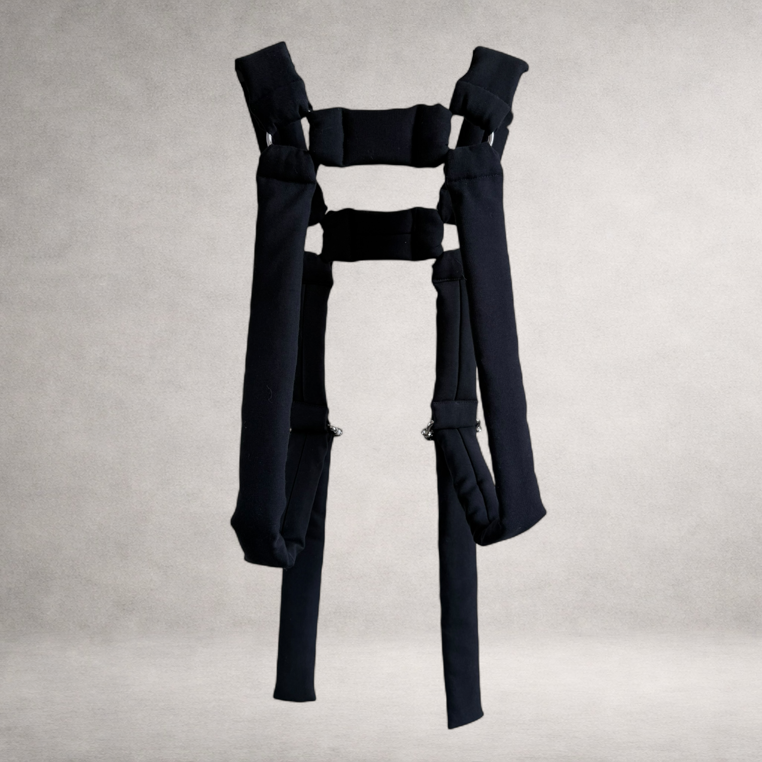 Black quilted PINTO HERVIA H-Frame harness with padded construction and metal ring hardware.
