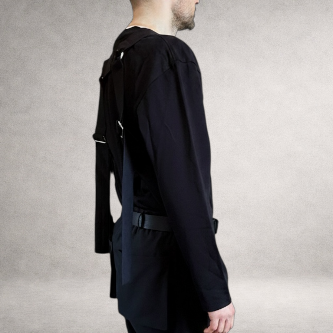 Black PINTO HERVIA H-Frame harness with soft structured cotton panels and metal ring hardware. Side view.