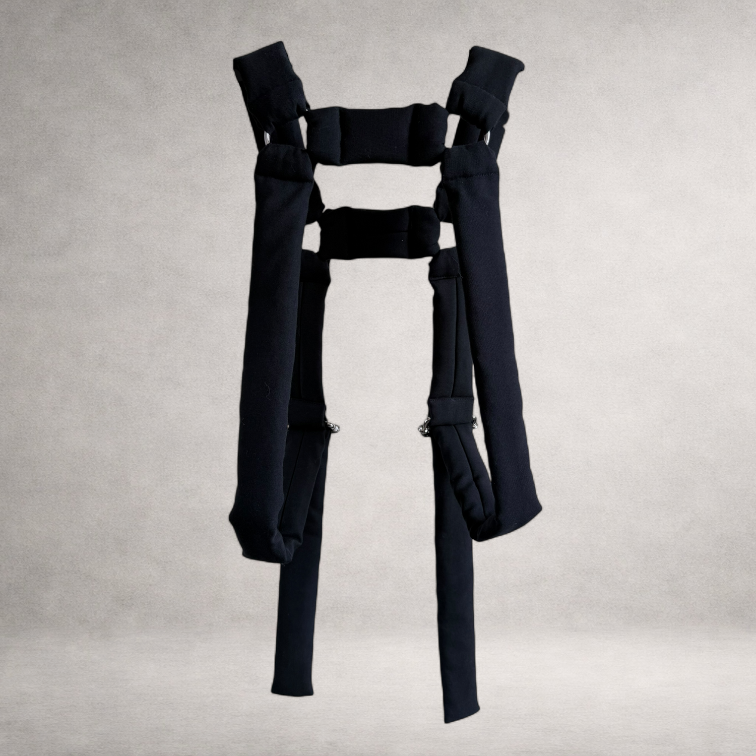Black quilted PINTO HERVIA H-Frame harness with padded construction and metal ring hardware.