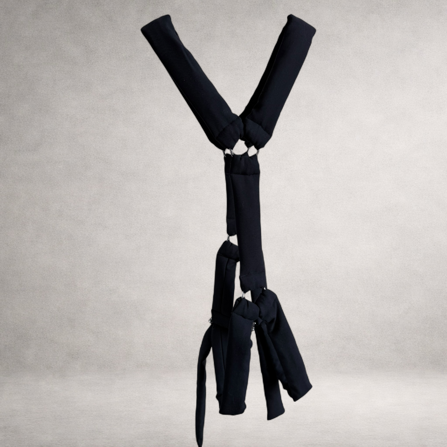 Black quilted PINTO HERVIA Y-Vector harness with padded construction and polished metal hardware.