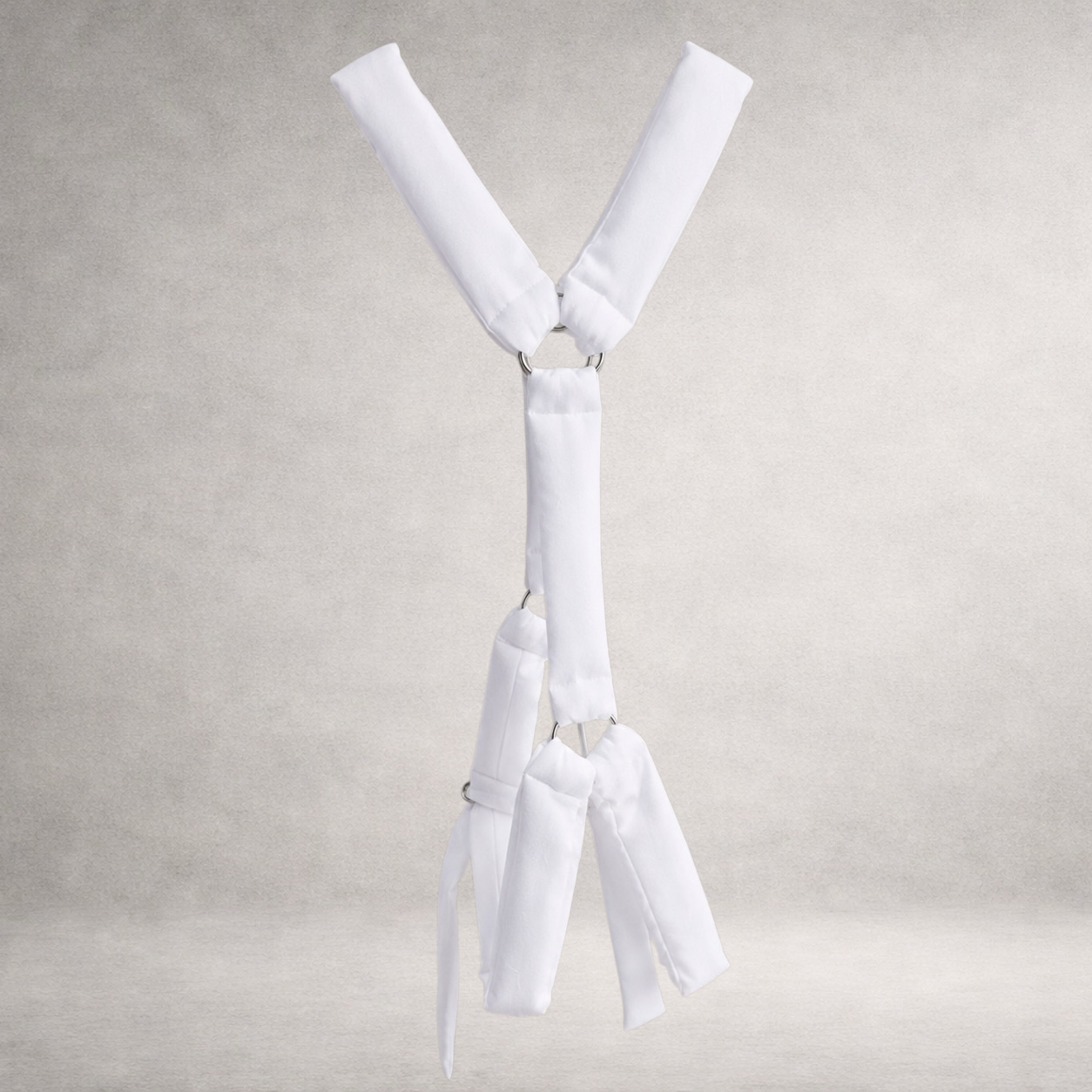 White poplin quilted PINTO HERVIA Y-Vector harness with padded construction and polished metal hardware.